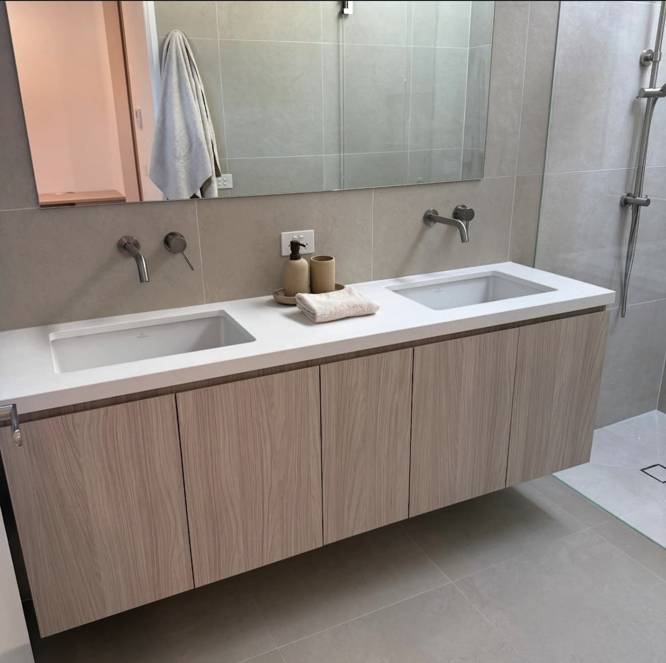 Bathroom with fluted timber double vanity and stone benchtop